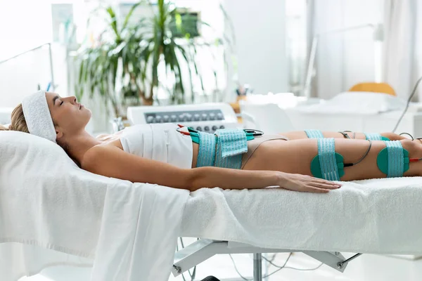 Shot Beautiful Woman Laser Lipo Equipment Her Body Medicine Salon — Stock Photo, Image