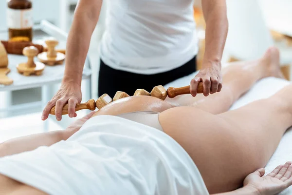 Shot Therapist Woman Doing Back Massage Wooden Balls Pretty Woman — 스톡 사진