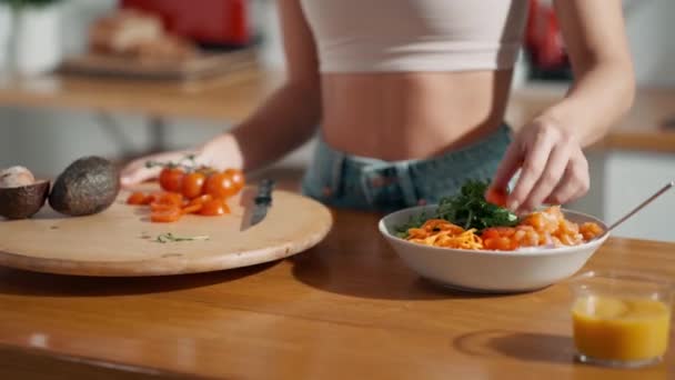 ビデオの閉じるアップのフィットネス女性作るA健康的なポークボウルでザ キッチン ホーム — ストック動画