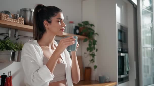 Video Hermosa Mujer Bebiendo Taza Café Mientras Está Pie Cocina — Vídeos de Stock