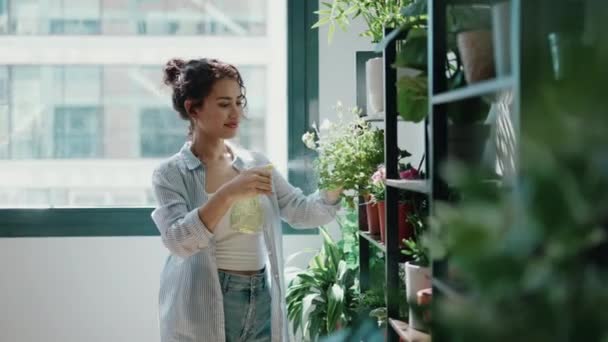 Video Beautiful Smiling Woman Arranging Plants Flowers Greenhouse — Vídeos de Stock