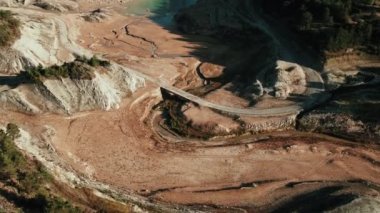 Köprüden geçen bir nehir ile dağ manzarasının drone görüntüsü