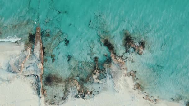 Video Drone Views Cliff Next Sea Crystal Clear Waters — Vídeos de Stock