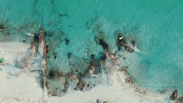 Video Drone Views Cliff Next Sea Crystal Clear Waters — Vídeo de stock