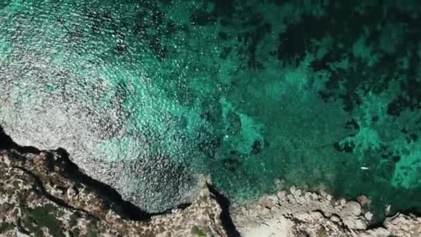 Video Drone Views Cliff Next Sea Crystal Clear Waters — Stock video