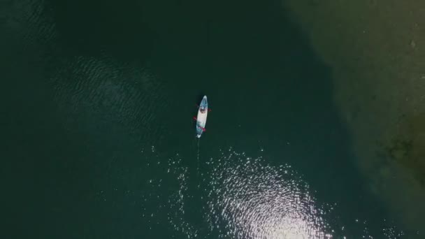 Video Dron Ver Video Una Madre Hija Navegando Por Río — Vídeo de stock