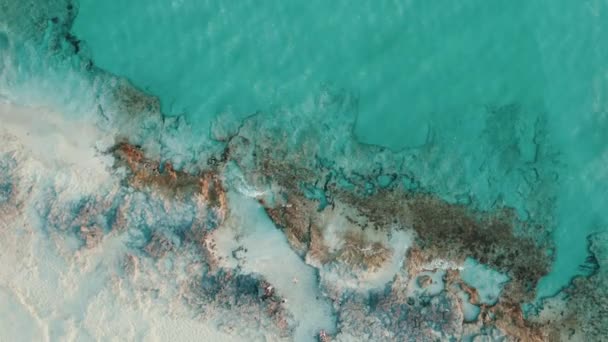 Video Drone Views Cliff Next Sea Crystal Clear Waters — Video Stock