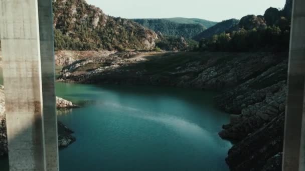 Βίντεο Από Τις Απόψεις Drone Ενός Ορεινού Τοπίου Ένα Ποτάμι — Αρχείο Βίντεο