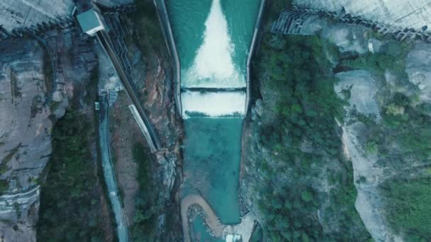 Видео Беспилотного Наблюдения Водной Плотиной Горном Ландшафте — стоковое видео
