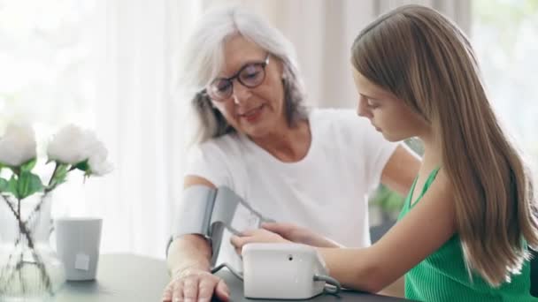 Video Vnučka Pomáhá Její Babičce Zkontrolovat Krevní Tlak Monitor Pro — Stock video