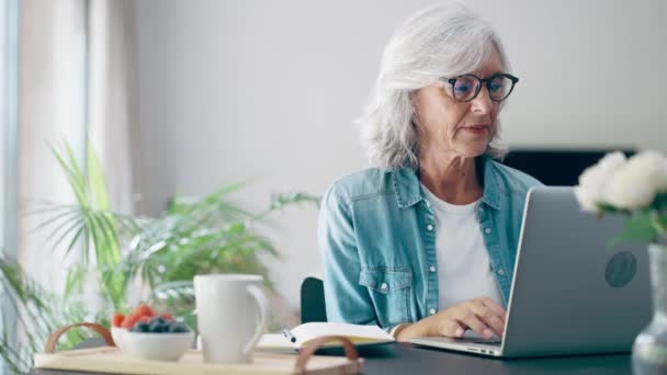 Wideo Pięknej Seniorki Pracującej Laptopem Podczas Sprawdzania Dokumentów Kuchni Domu — Wideo stockowe