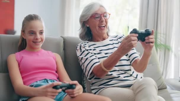 Vídeo Neta Bonito Ensinando Sua Avó Jogar Videogames Console Sofá — Vídeo de Stock