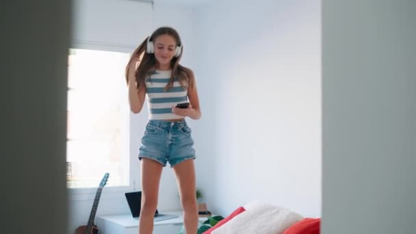 Видео Красивой Молодой Девушки Слушающей Музыку Смартфоном Поющей Кровати — стоковое видео