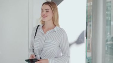 Güzellik merkezinin resepsiyonunda güzellik uzmanından randevu isteyen güzel bir kadının videosu..