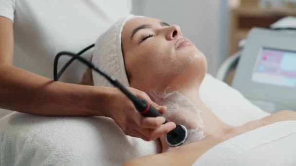 Video Van Cosmetoloog Maakt Procedure Een Ultrasone Reiniging Van Gezichtshuid — Stockvideo