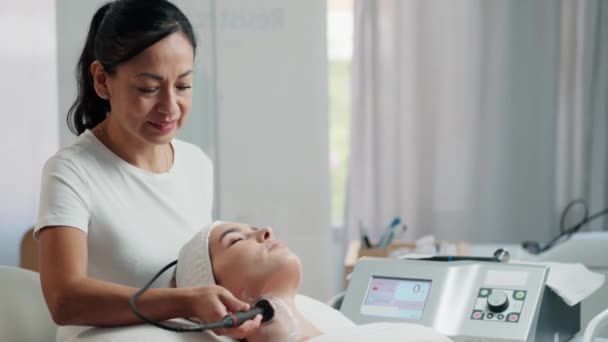 Video Kosmetologa Dělá Zákrok Ultrazvukovým Čištěním Pleti Krásné Mladé Ženy — Stock video