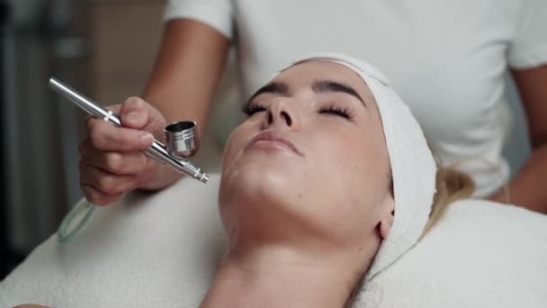 Wideo Pięknej Kobiety Która Otrzymuje Tlenoterapię Twarzy Salonie Piękności Profesjonalna — Wideo stockowe