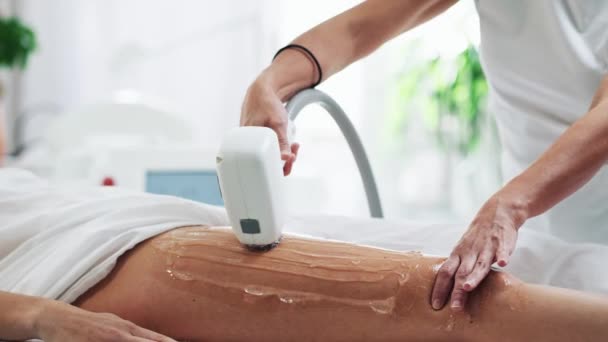 Video Cosmetologist Doing Laser Treatment Her Legs Beauty Salon — Vídeos de Stock