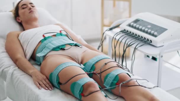 Video Vacker Kvinna Med Laser Lipo Utrustning Kroppen Medicin Salong — Stockvideo