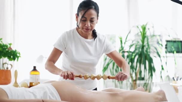 Video Therapist Woman Doing Back Massage Wooden Balls Pretty Woman — стоковое видео