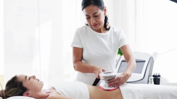 Video Cosmetologist Makes Procedure Ultrasonic Cleaning Skin Beautiful Woman Spa — Stock Video