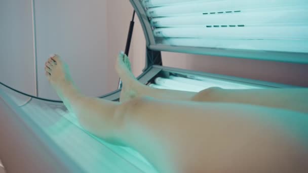 Video Una Hermosa Mujer Bronceándose Solárium — Vídeos de Stock