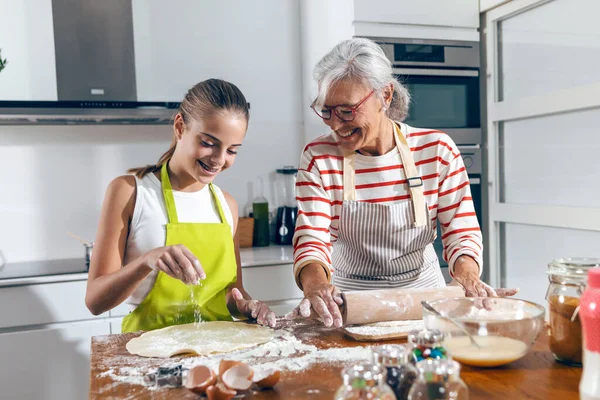 Tiros Família Feliz Avó Neta Assar Biscoitos Cozinha — Fotografia de Stock