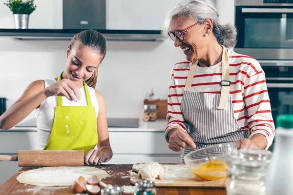 Tiros Família Feliz Avó Neta Assar Biscoitos Cozinha — Fotografia de Stock