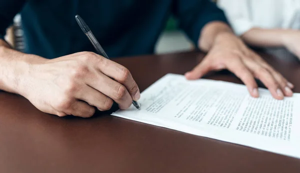Sluiten Van Man Hand Ondertekening Bank Lening Overeenkomst Met Makelaar — Stockfoto