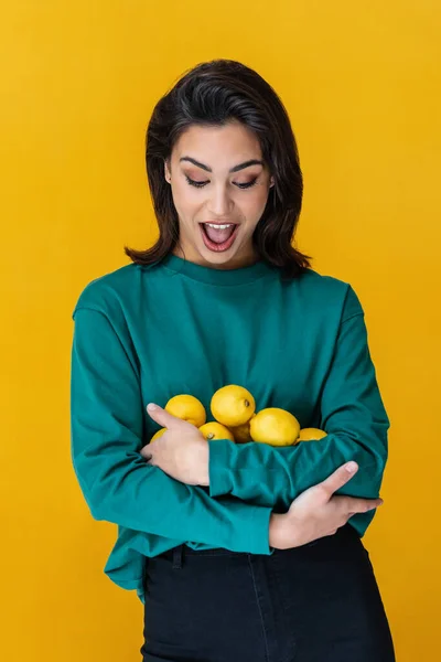 Ritratto Una Donna Ridente Che Tiene Limoni Isolati Giallo — Foto Stock