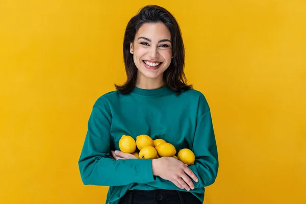 Portrét Smějící Ženy Držící Citróny Izolované Žluté — Stock fotografie