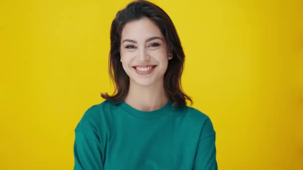 Vídeo Mulher Bonita Sorrindo Enquanto Olha Para Câmera Isolado Amarelo — Vídeo de Stock