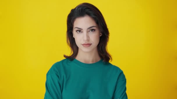Video Hermosa Mujer Seria Mientras Mira Cámara Aislado Amarillo — Vídeo de stock