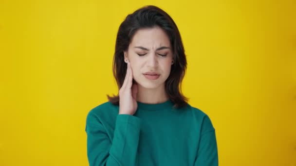 Видео Красивой Женщины Зубной Болью Касающейся Лица Изолированном Желтом — стоковое видео