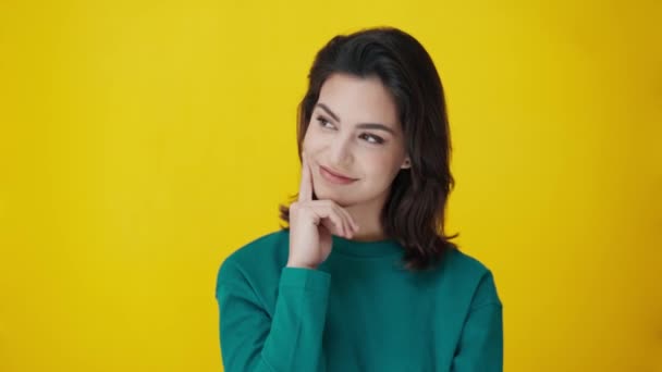 Video Pretty Young Woman Thinking Her Things Isolated Yellow — Stock Video