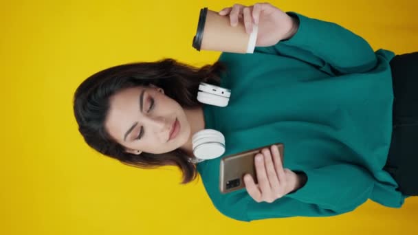 Video Smích Ženy Pomocí Mobilního Telefonu Zatímco Drží Kávu Izolované — Stock video