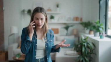Evde telefonla konuşan kızgın güzel bir kadının videosu..