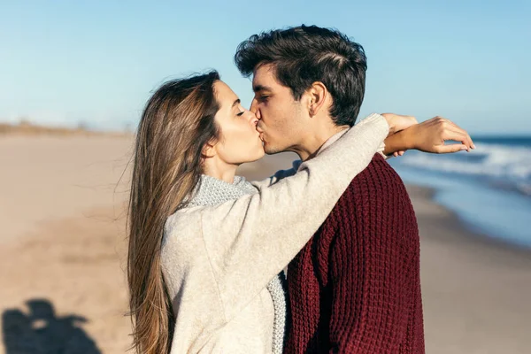 Girato Bella Coppia Innamorata Baciarsi Mentre Gode Giornata Inverno Freddo — Foto Stock