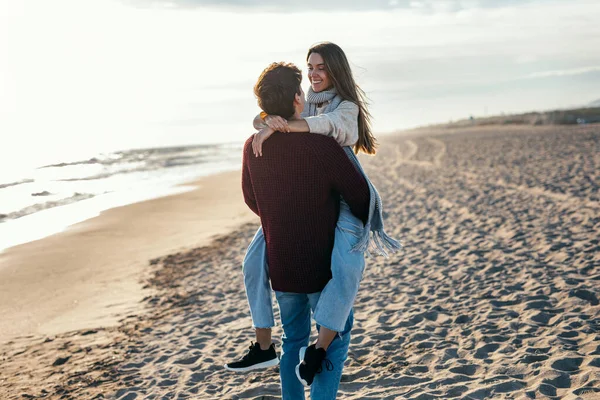 Ditembak Pasangan Muda Yang Cantik Yang Jatuh Cinta Bermain Dan — Stok Foto