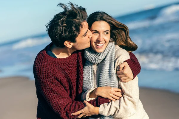 ビーチで寒い冬に一日を楽しむのが大好きの美しい若いカップルのショット — ストック写真