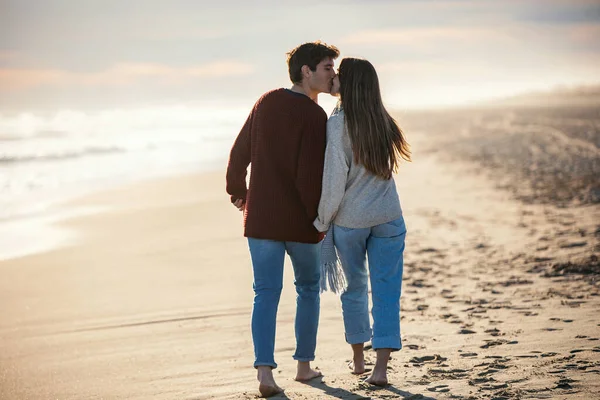 ビーチで寒い冬の日に一緒に歩いて愛の美しい若いカップルの肖像画 — ストック写真