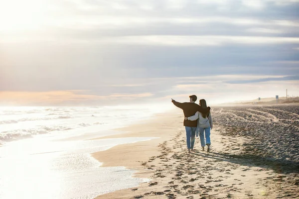 Портрет Влюбленной Молодой Пары Гуляющей Вместе Холодный Зимний День Пляже — стоковое фото