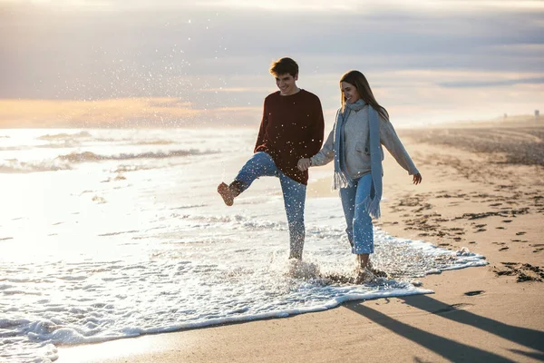 Портрет Влюбленной Молодой Пары Гуляющей Вместе Холодный Зимний День Пляже — стоковое фото