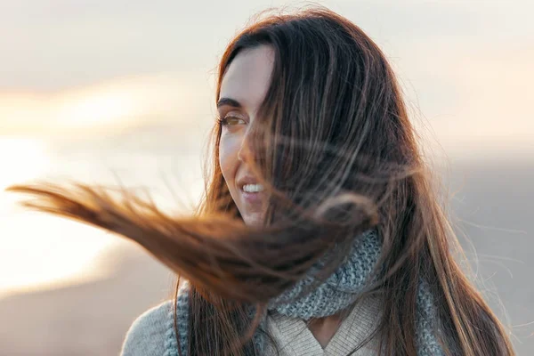 Shot Beautiful Young Woman Looking Forwards Cold Winter Day Beach — Stock Photo, Image