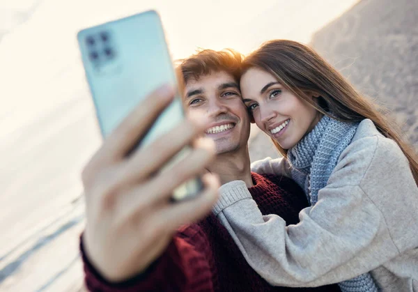 Snímek Krásného Mladého Páru Fotografování Mobilním Telefonem Chladné Zimě Pláži — Stock fotografie