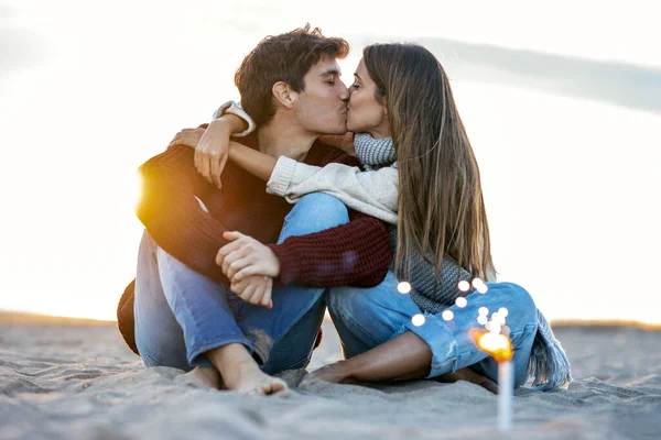 在一个寒冷的冬季海滩上 年轻貌美的情侣情投意合 共度光阴的画像 — 图库照片