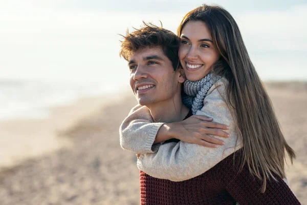 Potret Pasangan Muda Yang Cantik Yang Jatuh Cinta Menikmati Hari — Stok Foto