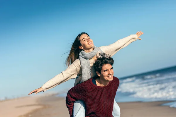Portrait Beautiful Young Couple Love Enjoying Day Cold Winter Beach — Stock Photo, Image
