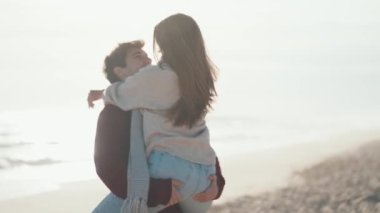 Birbirlerine aşık güzel bir çiftin kumsalda soğuk bir kışın keyfini çıkardıkları bir video..