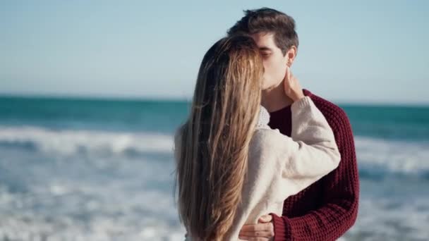 Video Schönes Junges Verliebtes Paar Genießt Den Tag Einem Kalten — Stockvideo